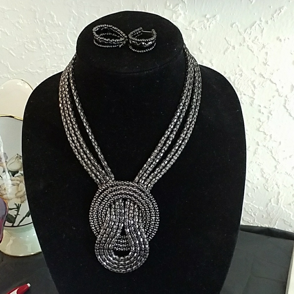 Necklace and earring set